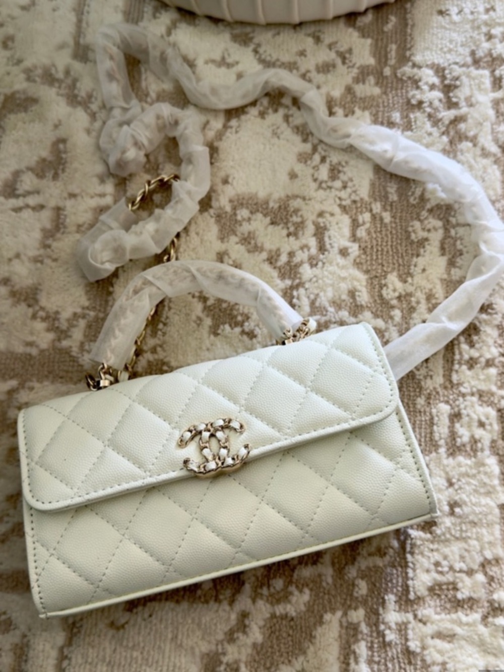 Novelty Quilted Wallet-On-Chain in White